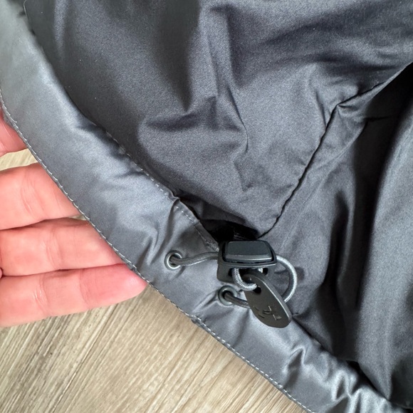 Mens Under Armour Puffer coat size medium, black and gray. Non smoking home. - Picture 10 of 10